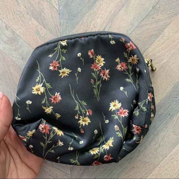 Flower 🌹 Pouch - Picture 2 of 3